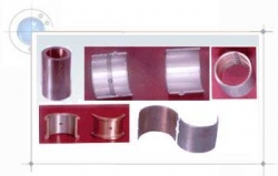 Half-shell bearings used in engines, and composed of bimetallic strips.
